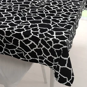 Biante Zamatový obdĺžnikový obrus Tamara TMR-015 Čiernobiely žirafí vzor 80x120 cm