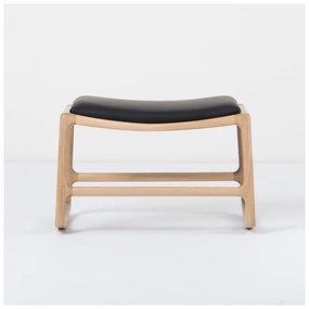 Podnožka s konštrukciou z masívneho dubového dreva s čiernym koženým detailom Gazzda Dedo