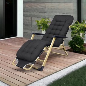 Záhradné lehátko zlatej farby s čiernym vankúšom