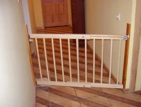 Zábrana na dvere, schody Výška zábrany: 68 cm, Šírka zábrany: 72 - 122 cm