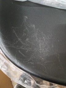 AKCIA Čierna stolička BALI MARK s čiernymi nohami II. akosť