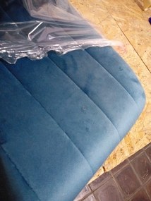 AKCE Petrolejová zamatová stolička LAVA PETROL BLUE s čiernymi nohami II. akosť