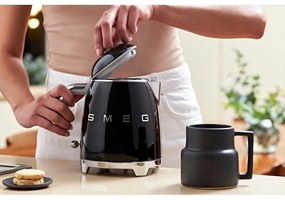 Čierna rýchlovarná kanvica z nehrdzavejúcej ocele 800 ml Retro Style – SMEG