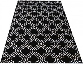 Kvalitný škandinávsky koberec v čiernej farbe s bielym vzorom