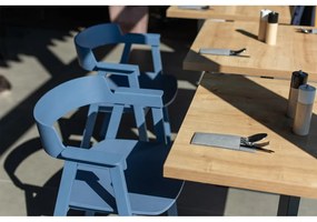 Modrá jedálenská stolička s podrúčkami z dubového dreva Flip – Gazzda