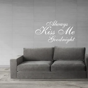 Sablio Samolepka na stenu: nápis Kiss me - 90x53 cm
