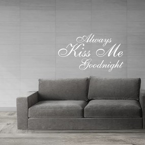 Sablio Samolepka na stenu: nápis Kiss me - 90x53 cm