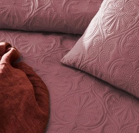 Krásny prehoz na posteľ vo farbe indické ruže 220 x 240 cm
