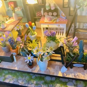 2Kids Toys - Miniatúrny domček Darcyin kvetinový, 2xAAA batérie