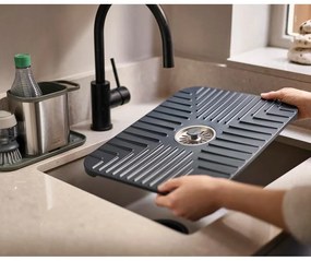 Protišmyková podložka do drezu 30x40 cm SinkShield – Joseph Joseph