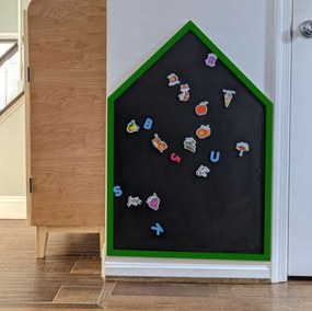 Toptabule.sk  Kriedová tabuľa Domček v prírodnom drevenom ráme + 7 farieb rámu