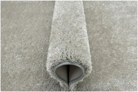 Metrážny koberec Shaggy Silky 72 strieborný / sivý