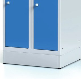 Kovová šatníková skrinka S7 na sokli, 2-dverová, 1904 x 600 x 500 mm, cylindrický zámok, sivé dvere