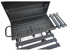 Čierny gril na drevené uhlie