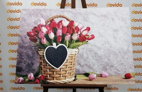 Obraz červené tulipány v drevenom košíku