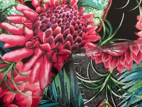 Biante Bavlnený záves Sandra SA-566 Veľké tropické kvety a listy na čiernom 150x230 cm
