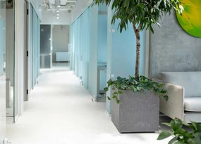 PLASTOVÝ KVETINÁČ NA KOLIESKACH BETONIQUE 40X40 CM IMITÁCIA BETÓNU SIVÁ