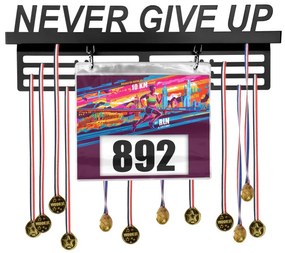 Nástenný vešiak na medaily a štartovacie čísla NEVER GIVE UP čierny