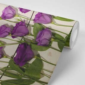 Samolepiaca fototapeta fialové kvety na drevenom pozadí