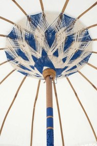 Biely slnečník so drevenou tyčou a strapcami Flavie Blue - ∅ 180*260 cm