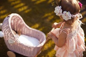 Proutěný kočárek pro panenky růžová