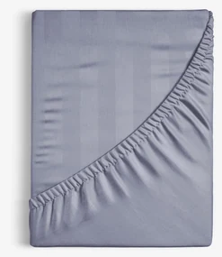 Goldea damašková napínacia plachta - tmavo sivé prúžky so saténovým leskom 140 x 200 cm