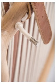 Kreslo s konštrukciou z masívneho dubového dreva a koňakovohnedým sedadlom z byvolej kože Gazzda Dedo