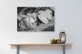Obraz ruža a srdiečko v jute v čiernobielom prevedení - 60x40