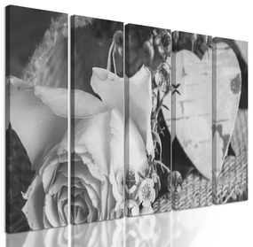5-dielny obraz zátišie s ružou a srdiečkom v čiernobielom prevedení