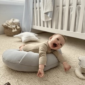 Vankúš croissant svetlo šedá 55cm