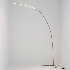 Strieborná stojaca LED lampa Danua zakrivený tvar