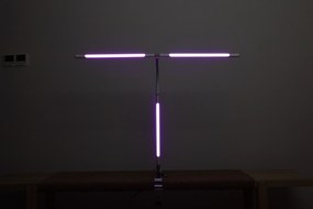 Stolná LED lampa NOX s RGBW efektmi, svorka, diaľkový ovládač