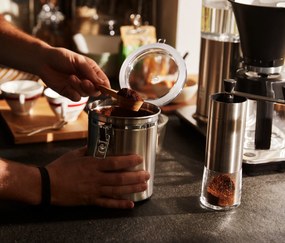 Ručný mlynček na kávu, strieborný