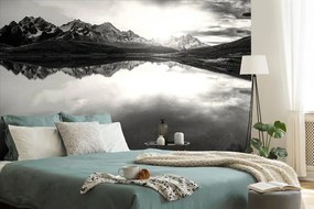 Fototapeta čiernobiele horské jazero - 150x100