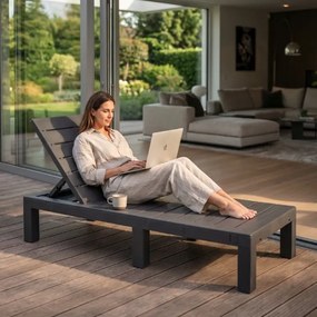 Robustné záhradné ležadlo k bazénu a na terasu - sivé