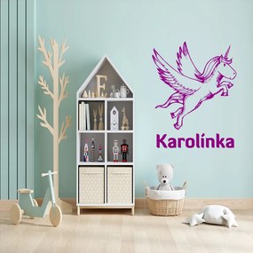 Veselá Stena Samolepka Jednorožec s menom Farba: fialová, Veľkosť: 60 x 47 cm
