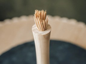 Okrúhly bridlicový podnos SLATE s bambusovými špáradlami