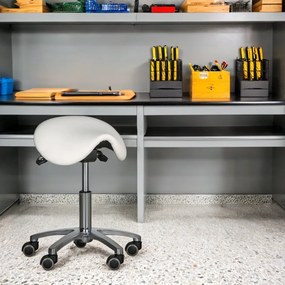 Pojazdná pracovná stolička ENIE, sedák v tvare sedla, mäkké kolieska, biela
