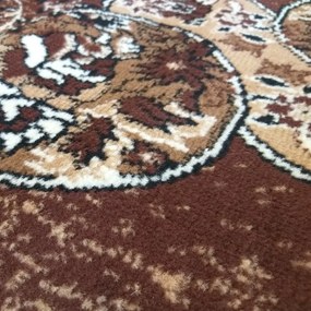 Hnedý koberec do obývačky vo vintage štýle