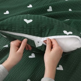 Goldea krepová obliečka na vankúš - srdiečka na tmavo zelenom 40 x 40 cm