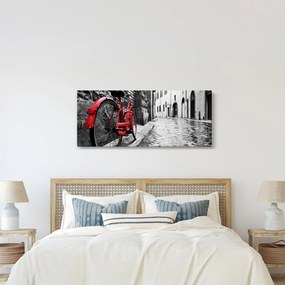 Obraz červeného kolesa na dláždenej ulici (120x50 cm)