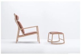 Kreslo s konštrukciou z masívneho dubového dreva a koňakovohnedým sedadlom z byvolej kože Gazzda Dedo