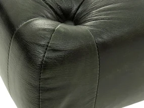 furniture-nabytek.cz - Masívna taburetka Chesterfield Pittsfield z pravej kože, zelená – 60×45×42 cm