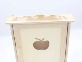 Drevená skrinka na kľúče s výrezom Jablko