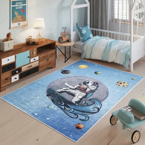 Detský koberec modrej farby s kozmonautom Šírka: 80 cm | Dĺžka: 150 cm
