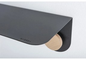Nástenná čierna polica z ocele s detailom z dubového dreva s 2 háčikmi Gazzda Hook, dĺžka 70 cm