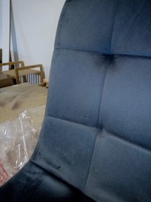 AKCIA Tmavosivá zamatová stolička KARA s čiernymi nohami II. akosť