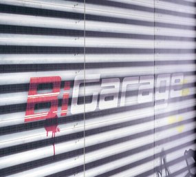 Trojdverová šatníková skriňa Rally - červená/graffti