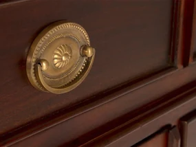 furniture-nabytek.cz - Masívny príborník Cambridge II z mahagónu, lakovaný, hnedý
