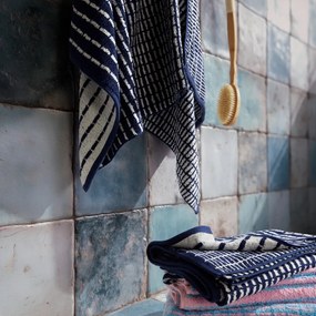 Biely/modrý froté uterák s prímesou bambusu 50x100 cm Nuance – JUNA